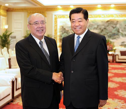 7月27日,中共中央政治局常委、全国政协主席贾庆林在哈尔滨太阳岛宾馆会见中国国民党荣誉主席吴伯雄和应邀出席第八届两岸经贸文化论坛的两岸各界人士。新华社记者 李涛 摄