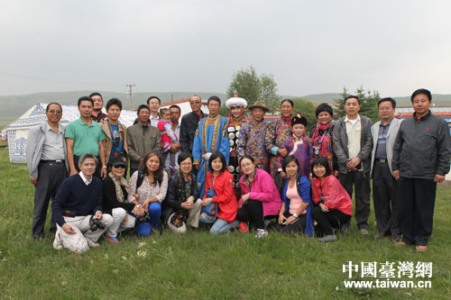 海内外记者一行与藏民家庭合影(中国台湾网发 梁铨 摄)